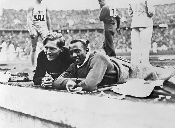 Jesse Owens con l'amico Luz Long, saltatore tedesco, poi crepato nel 1943 in Sicilia contro le truppe americane.