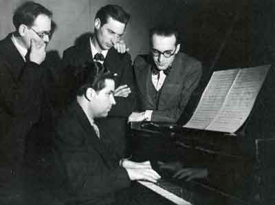 <br />
‎ Il gruppo “Jeune France”. Jolivet al pianoforte. in piedi da sinistra: Messiaen, Baudrier, ‎Daniel-Lesur