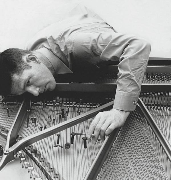 John Cage "prepara" un pianoforte
