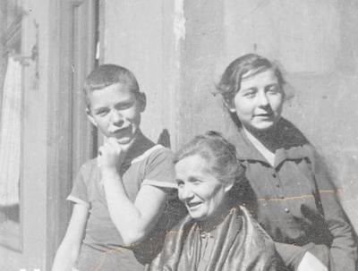 Attila József, sua sorella Etelka e la loro madre. La donna morì a 43 anni.