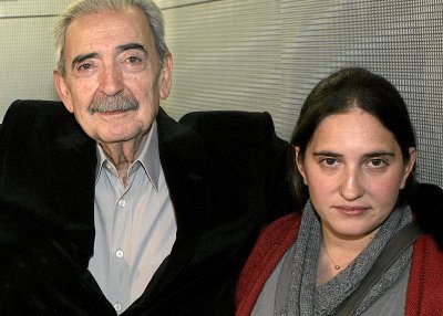 Juan Gelman con la nipote ritrovata, che avrebbe dovuto chiamarsi Andrea ma che fu poi chiamata Maria Macarena dalla famiglia cui fu affidata dopo l’assassinio della madre.