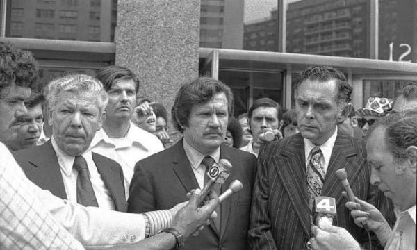 Thomas Shea (al centro), l'agente che uccise Clifford Glover