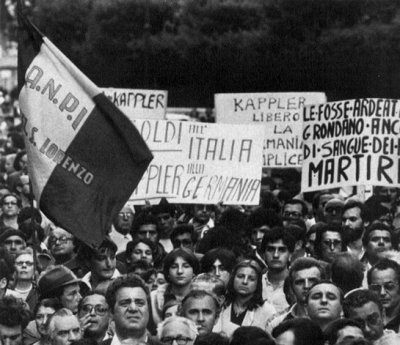 Roma. Manifestazione di protesa all'indomani della fuga di Kappler.