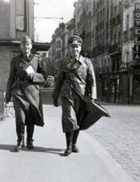 Karl Hotz (a destra) per le vie di Nantes.