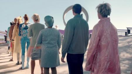 Le persone sono in fila per correre come criceti dentro una ruota.