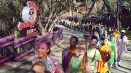 Il cartello sulla sinistra indica l’anno 1984. La data potrebbe far riferimento al romanzo 1984 di George Orwell.