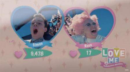 L’uomo che fa coppia con Katy nella giostra “Love Me” riceve un punteggio maggiore facendo esattamente le stesse cose di Katy. Questa è una critica alla società odierna puramente sessista.