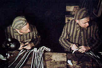  Fotografia che ritrae Jean Maupoint, prigioniero n. 31851, a Dora (Buchenwald), intento all’assemblaggio di parti elettriche per le V2 naziste.