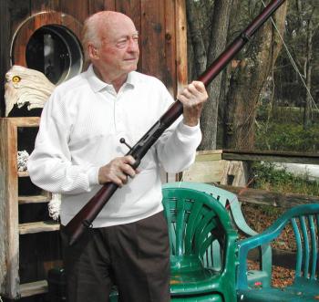 Stetson Kennedy nel 2006, ‎impugna il fucile con cui Woody Guthrie gli insegnò a sparare nel 1950, dopo averlo convinto della ‎necessità di difendersi dalla minacce del KKK.‎