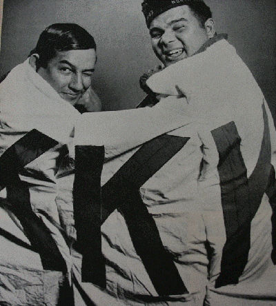 Simeon Oxendine e Charlie Warriax, leader dei Lumbee vittoriosi si prendono gioco del Klan avvolgendosi in una delle bandiere lasciate dai suprematisti nella loro precipitosa fuga. 