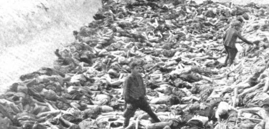 Il criminale "dottor" Fritz Klein obbligato dagli inglesi al seppellimento dei cadaveri dei deportati. Maggio 1945.
