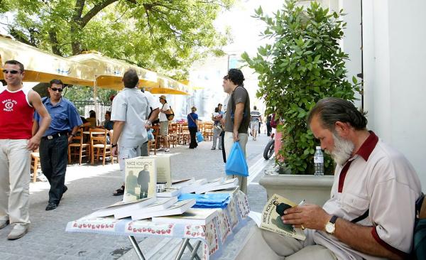 Nikos Koemtzìs vende il suo libro a Monastiraki.