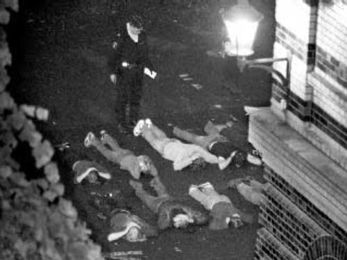 Sembra Santiago e è Göteborg. Sera del 15 giugno 2001, Järntorget presso lo Schillerska Gymnasiet. Dimostranti fermati faccia sull'asfalto dalla polizia svedese assassina a difesa dei potenti della terra.