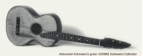 La guitare d'Alex Kulisiewicz à Sachsenhausen