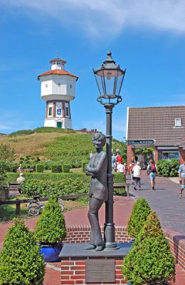 Il monumento a Lili Marleen sull'isola tedesca di Langeoog. La "ragazza sotto il fanale" ha il volto di Lale Andersen.