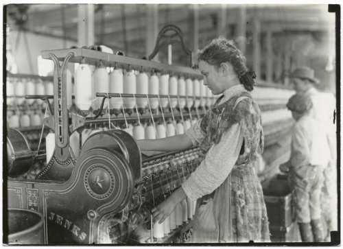  North Carolina, primi del 900.Bambini al lavoro in una fabbrica tessile
