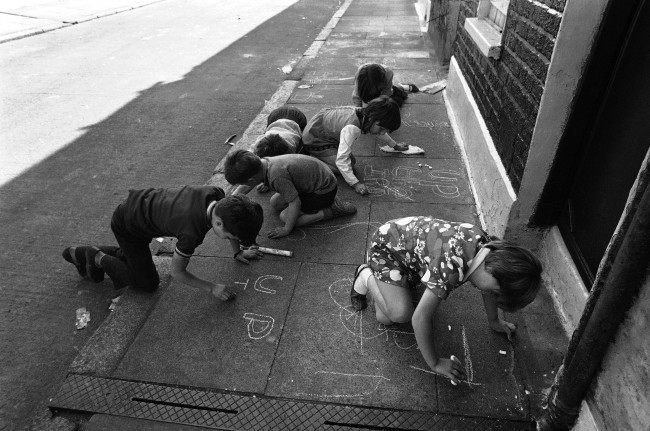 1971: bambini e bambine tracciano coi gessetti scritte pro-IRA in Leeson Street, Belfast.