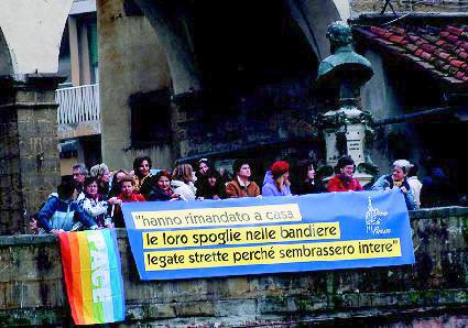 Firenze: Manifestazione per la pace su Ponte Vecchio con le parole di questa canzone.