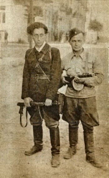  Abba Kovner (a sinistra), uno dei leader della resistenza ebraica a Vilnius, fotografato insieme a Shmerke Kaczerginski, autore di questa canzone, dopo la liberazione della città nel luglio del 1944.