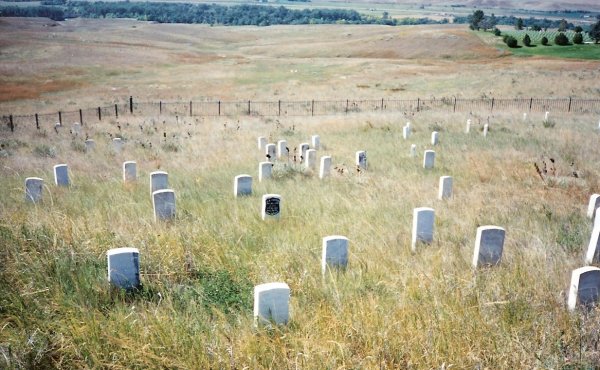 Il campo di battaglia del Little Bighorn. La lapide con lo scudo nero indica il punto esatto dove cadde il gen. Custer. Little Bighorn battlefield. The black shield stone shows exactly where Gen. Custer fell.