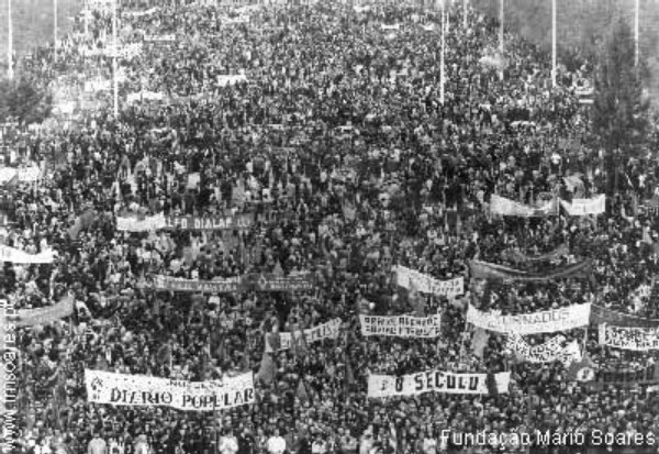 Lisbona, 1° maggio 1974. Si estirem tots, ella caurà...