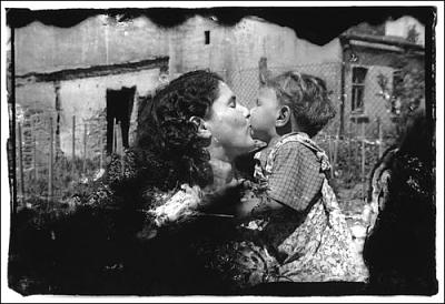 Una madre e la sua bambina nel ghetto di Łódź (foto di Henryk Ross)