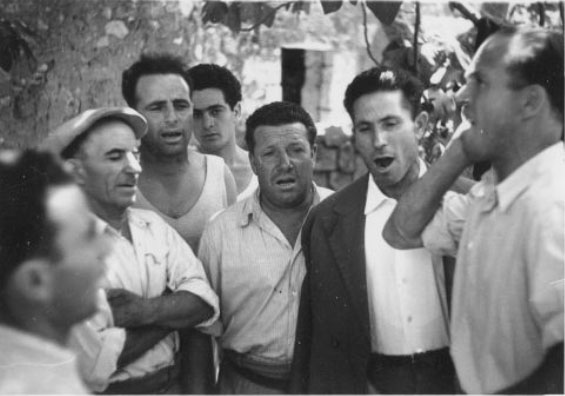 Martano, Lecce, 1954. Gruppo di uomini che cantano. Foto di Alan Lomax.