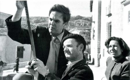 1954. Alan Lomax in Salento si fa spiegare l'uso di uno strumento.