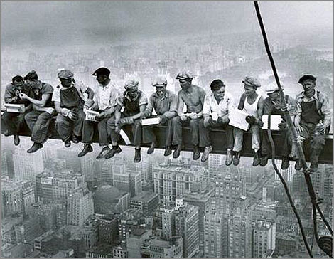 Charles C. Ebbets, Lunch a-top a skyscraper, 1932. Celeberrima foto presa durante la costruzione del GE Building del Rockefeller Center, New York.