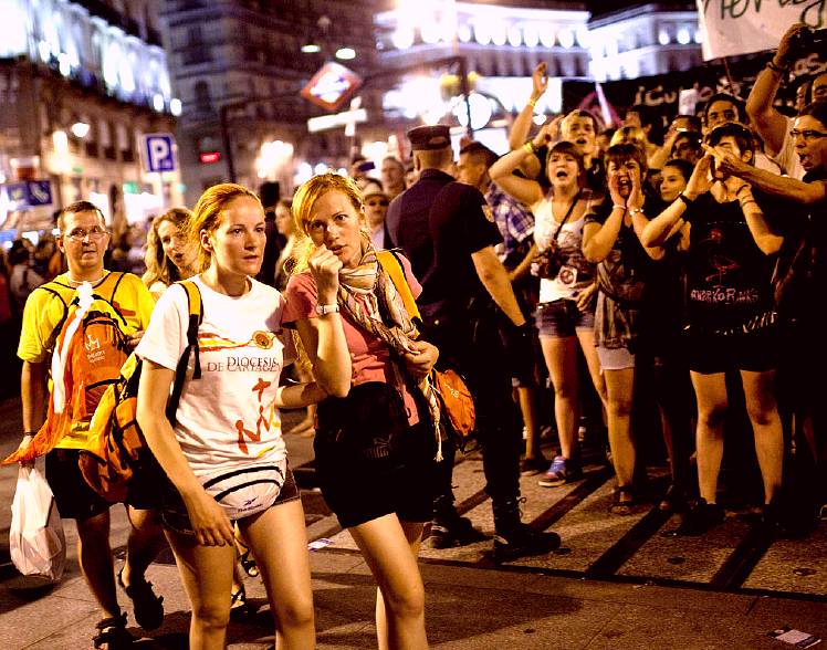 La calorosa e sana accoglienza dei giovani “indignados” a quanti convenuti a Madrid per la Giornata Mondiale della Gioventù
