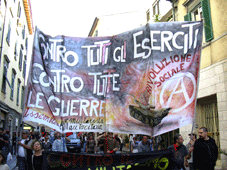 Corteo contro la guerra per le strade di Livorno.