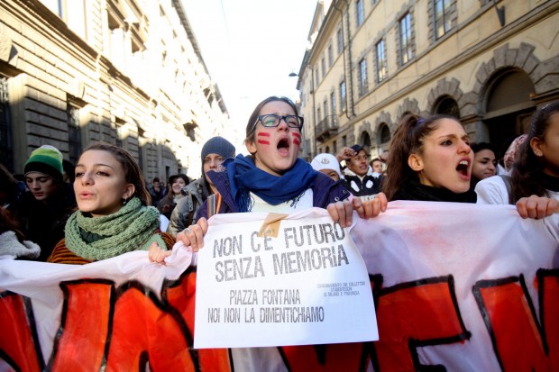 L'Italia con gli occhi aperti nella notte triste