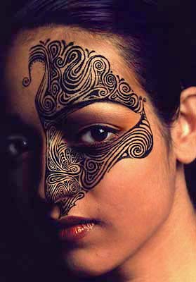 Ragazza Maori con ornamento facciale. Maori girl with face painting.