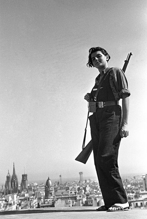 Marina Ginestà i Coloma, 17 anni, Barcellona, 21 luglio 1936, tetto dell'Hotel Colón. La sua foto iconica (di Juan Guzmán) è un'altra.