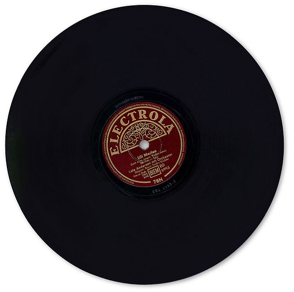 Il disco Electrola con l'incisione originale di Lili Marleen da parte di Lale Andersen (2 agosto 1939). The Electrola plate containing the original recording of the song by Lale Andersen (August 2, 1939)
