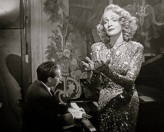 Marlene Dietrich in “A Foreign Affair” è Erika von Schlütow, fatale cantante di cabaret con un passato di protetta dalla gerarchia nazista (nella foto il pianista è lo stesso Friedrich Hollaender)