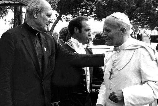 Mons. Paul Marcinkus (a sinistra).