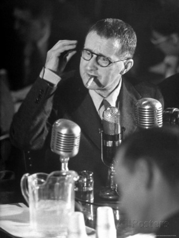 Brecht sfumazza allegramente in faccia ai membri della commissione d’inchiesta sulle attività antiamericane, 30 ottobre 1947. Il giorno successivo lasciò gli USA e se ne tornò in Europa.