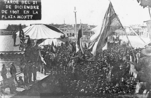 Iquique, 21 dicembre 1907. Gli scioperanti in Plaza Montt. Di lì a poco saranno massacrati dai soldati nella Escuela Santa María.
