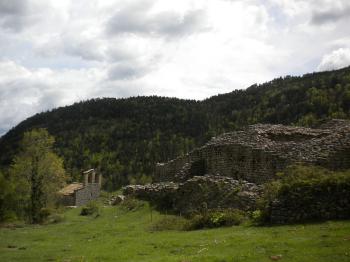 Le rovine del castello di Mataplana con il romitorio di Sant Joan.