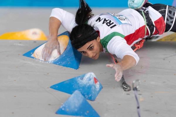 Elnaz Rekabi, la climber iraniana che ha gareggiato ai Campionati Asiatici a Seul in Corea del Sud senza il velo.