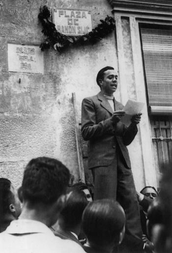 Miguel Hernández nel 1936 mentre declama una poesia, probabilmente ad Orihuela durante ‎la dedica di una piazza all’amico e scrittore Ramón Sijé (pseudonimo di José Marín Gutiérrez), ‎scomparso prematuramente alla vigilia di Natale del 1935. 