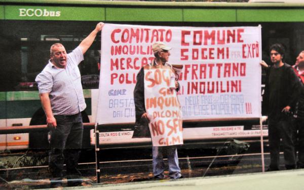 Michele Ferrulli (a sinistra) durante una manifestazione per la casa e contro gli sfratti.