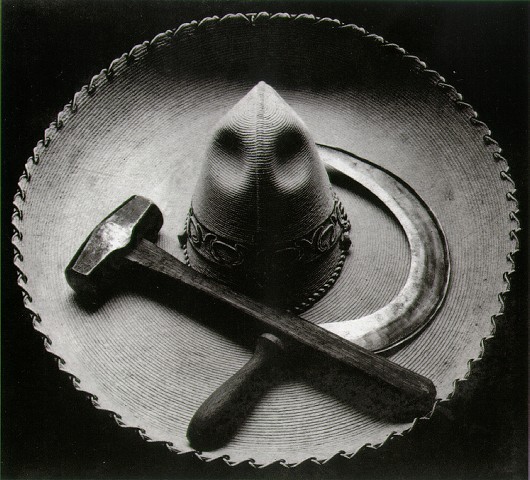  "Sombrero mejicano con hoz y martillo", fotografia di Tina Modotti, 1927)