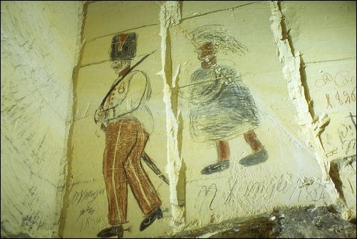 Un soldato napoleonico e una contadina. Disegno graffito datato 1826 rinvenuto in una cava abbandonata a Lafaye, in Belgio.