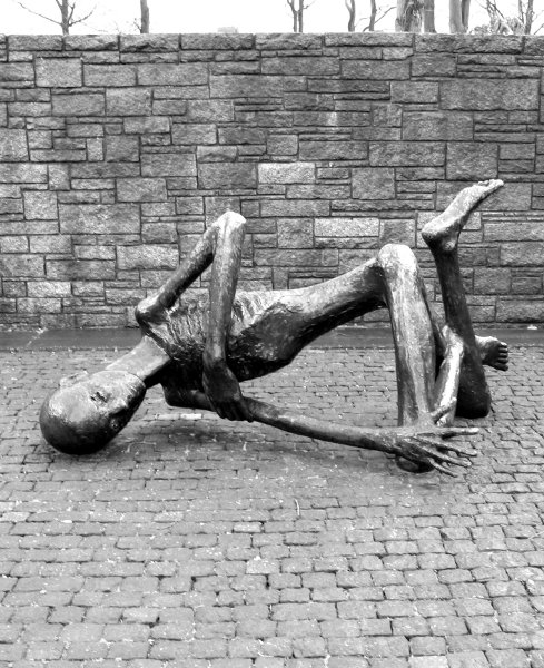 “Der sterbende Häftling” a Neuengamme, scultura di Françoise Salmon (classe 1917), artista e combattente nella resistenza francese, internata ad Auschwitz e Ravensbrück.