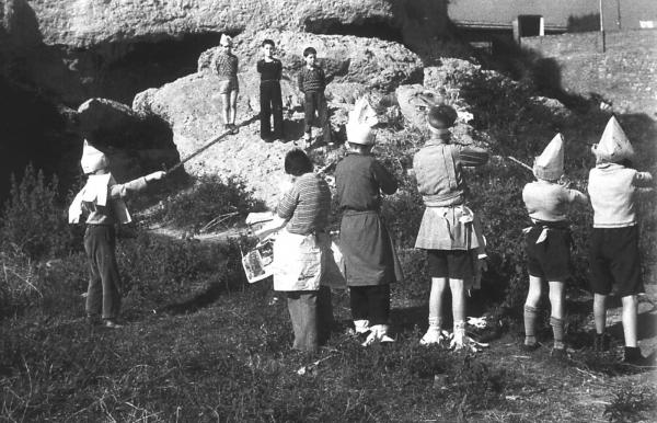 ‎Niños jugando a fusilar en la guerra civil española‎
