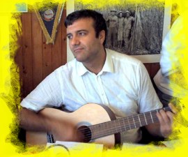 Un giovane Nico Chillemi con la chitarra.