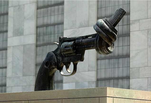 La pistola annodata di Carl Fredrik Reuterswärd (1934-2016), pittore e scultore svedese scomparso solo qualche giorno fa.