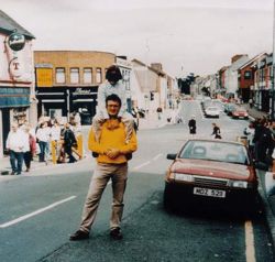 Omagh, Irland del Nord, 15 agosto 1998. La Vauxhall Cavalier rossa carica di tritolo pochi minuti prima dell'esplosione, ripresa casualmente da un turista. La macchina fotografica venne ritrovata tra le macerie.